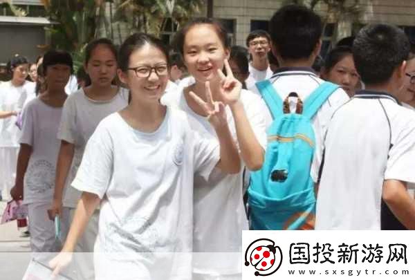 兩個(gè)媽媽陪孩子高考懷孕