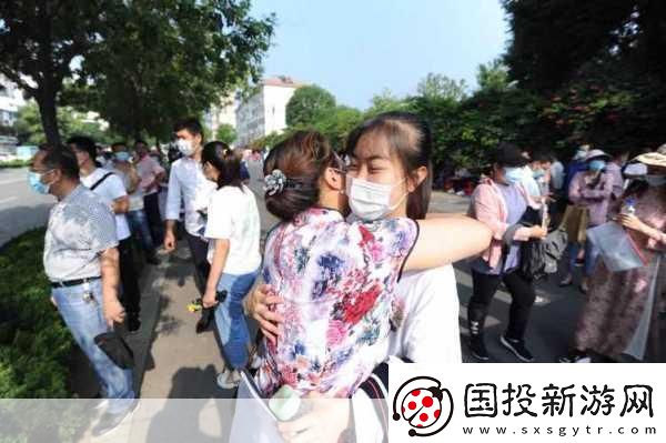兩個(gè)媽媽陪孩子高考懷孕：1.-兩位母親的堅(jiān)持：陪考之路與新生命